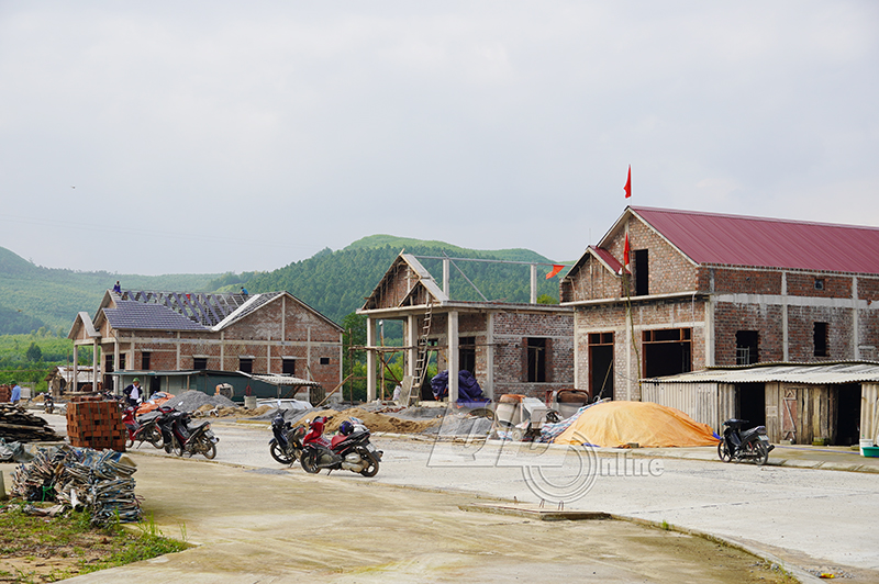 Những căn nhà khang trang trong khu tái định cư xã Vạn Ninh đang được gấp rút hoàn thành.