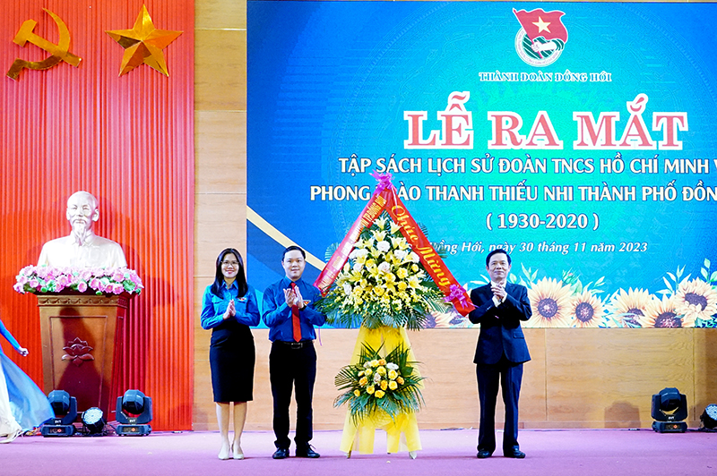 Đồng chí Phó Bí thư Thường trực Thành ủy Đồng Hới Hoàng Đình Thắng tặng hoa chúc mừng Thành đoàn.