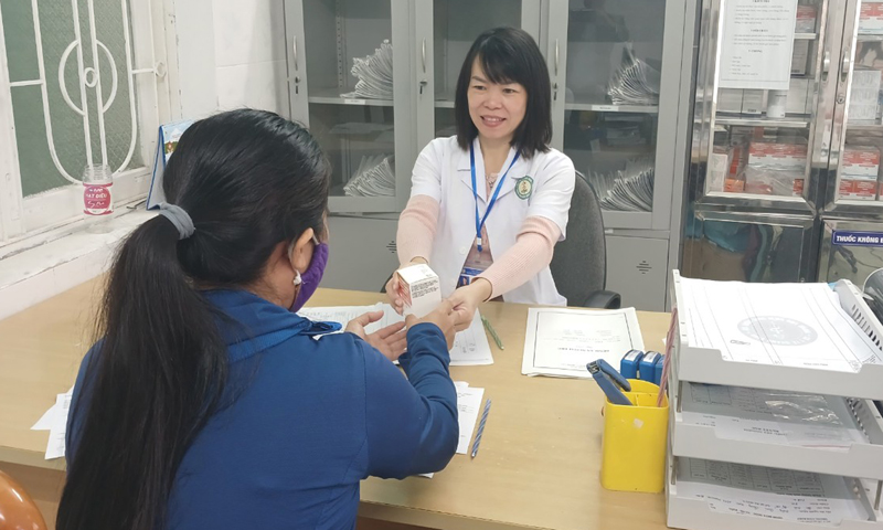 Bác sĩ CDC tỉnh tư vấn và cấp phát thuốc ARV cho bệnh nhân HIV/AIDS.