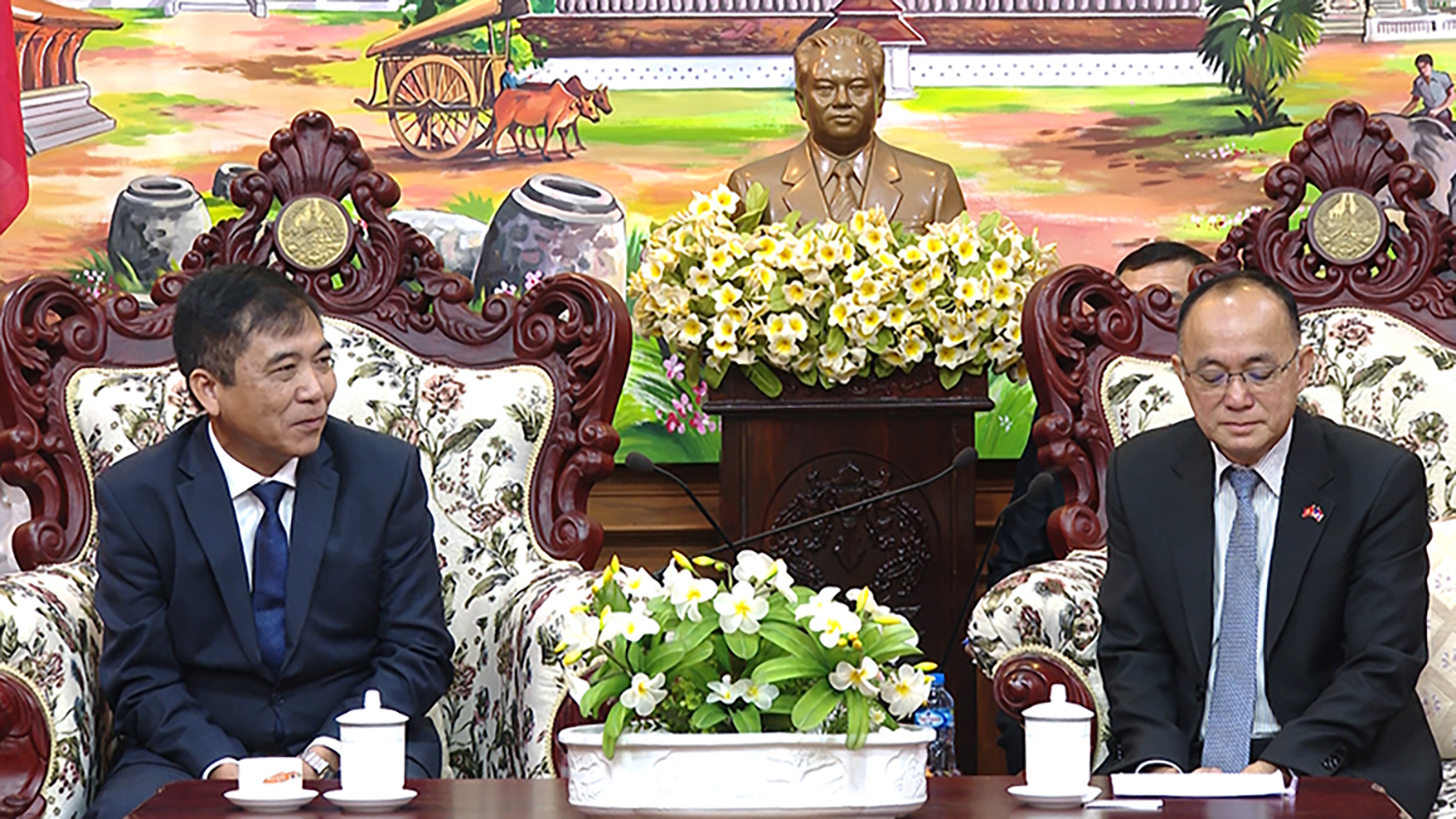 Đồng chí Phó Chủ tịch Thường trực UBND tỉnh Đoàn Ngọc Lâm chào xã giao lãnh đạo tỉnh Chăm-pa-sắc.
