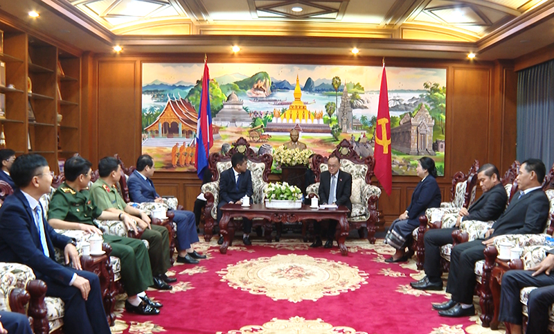 Đồng chí Phó Chủ tịch Thường trực UBND tỉnh Đoàn Ngọc Lâm chào xã giao lãnh đạo tỉnh Chăm-pa-sắc.