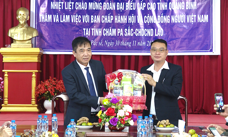 Đồng chí Phó Chủ tịch Thường trực UBND tỉnh Đoàn Ngọc Lâm tặng quà Hội Người Việt Nam tại tỉnh Chăm-pa-sắc.