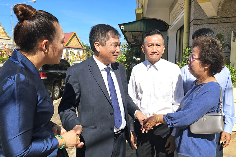 Đồng chí Phó Chủ tịch Thường trực UBND tỉnh Đoàn Ngọc Lâm thăm hỏi tình hình đời sống người Việt Nam tại tỉnh Chăm-pa-sắc.