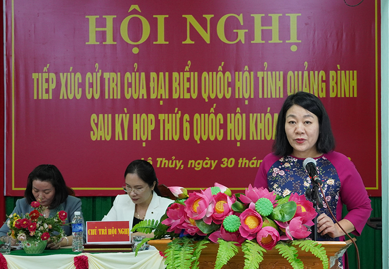 Đại biểu Nguyễn Thị Tuyết Nga báo cáo với cử tri một số kết quả nổi bật của kỳ họp thứ 6, Quốc hội khóa XV. 