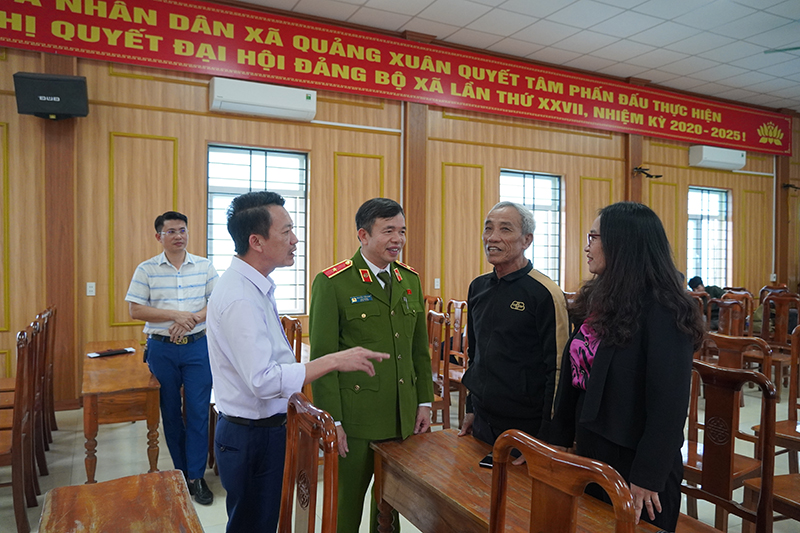 Các ĐBQH trò chuyện với cử tri huyện Quảng Trạch.