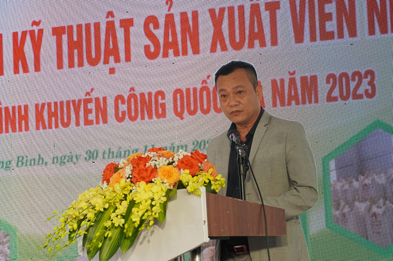 Lãnh đạo Công ty Cổ phần Dũng Nguyệt Anh Quảng Bình báo cáo quá trình xây dựng nhà máy.