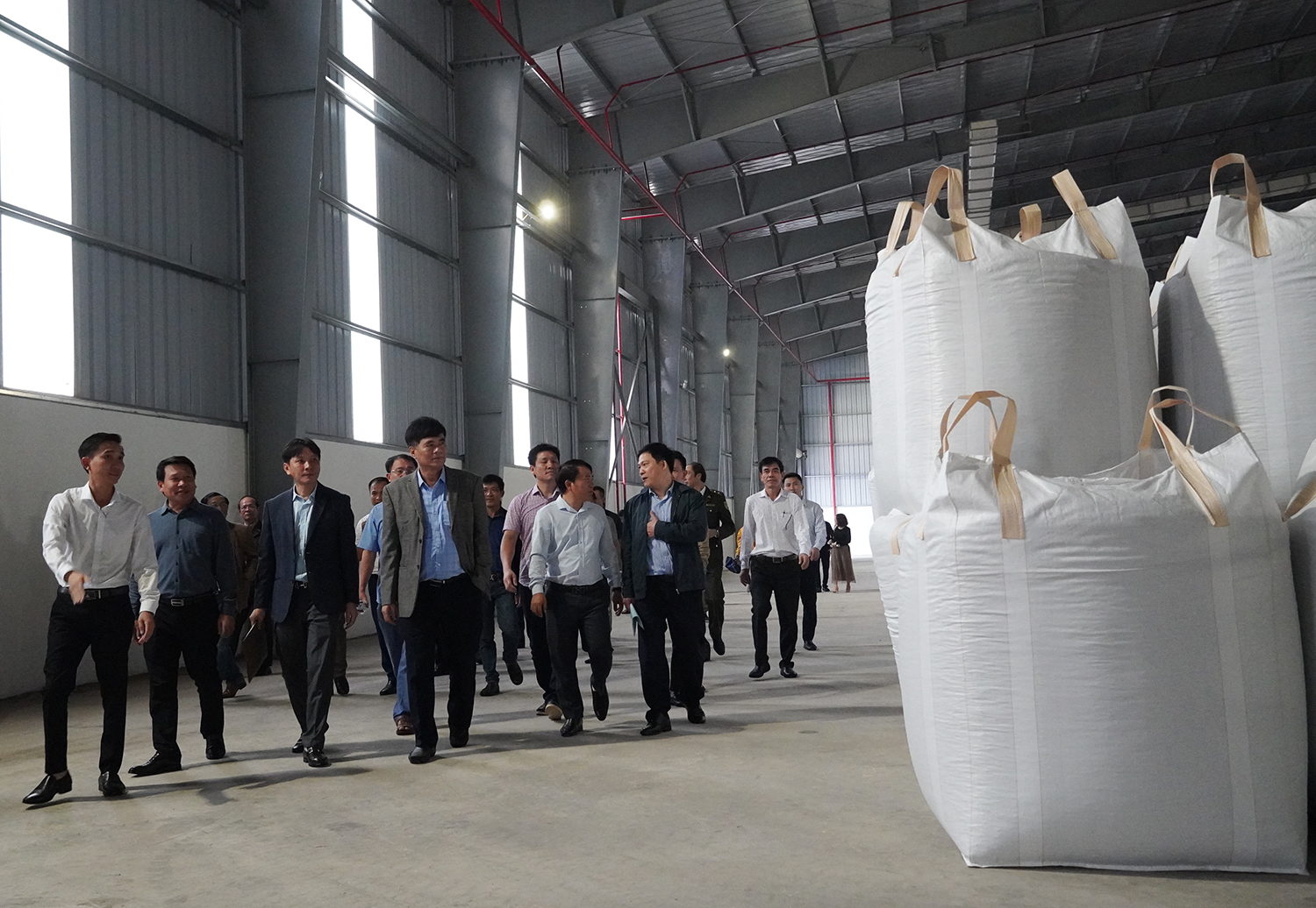 Các đại biểu tham quan mô hình trình diễn kỹ thuật sản xuất viên nén gỗ tại Nhà máy sản xuất viên nén gỗ của Công ty Cổ phần Dũng Nguyệt Anh Quảng Bình.