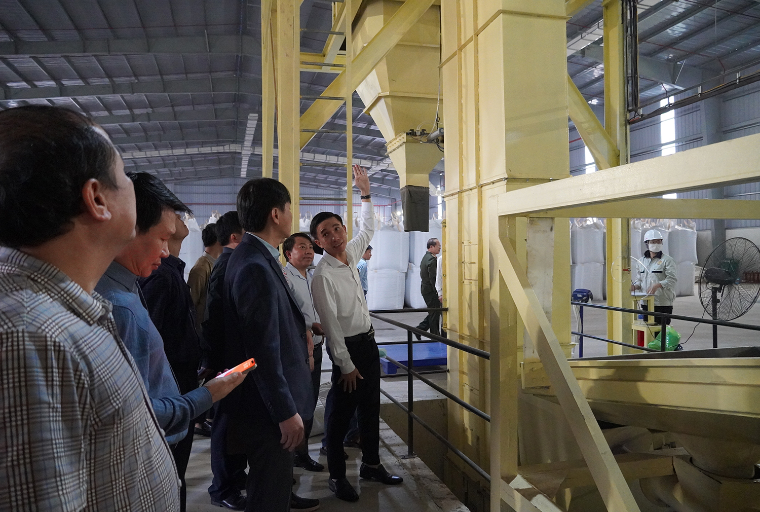 Các đại biểu tham quan mô hình trình diễn kỹ thuật sản xuất viên nén gỗ tại Nhà máy sản xuất viên nén gỗ của Công ty Cổ phần Dũng Nguyệt Anh Quảng Bình.
