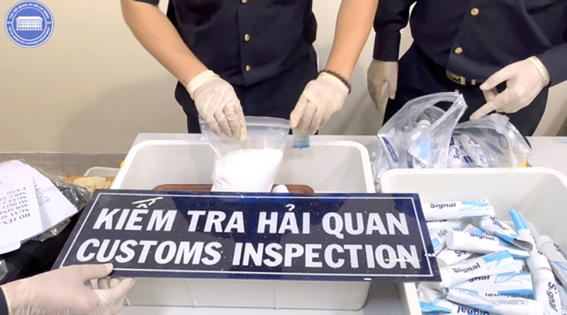 Hải quan quyết liệt ngăn chặn ma túy thẩm lậu qua đường hàng không