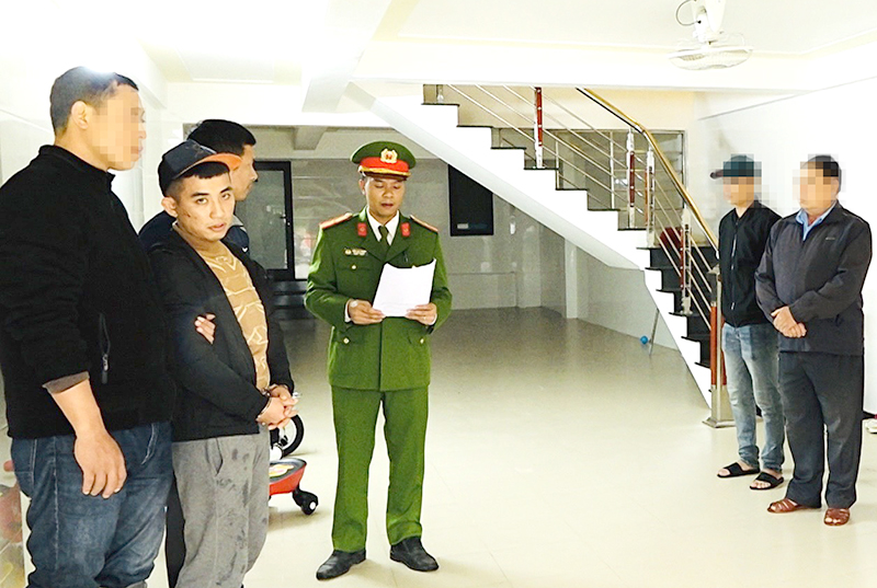 Bắt quả tang các đối tượng tàng trữ trái phép 263 viên ma túy dạng hồng phiến