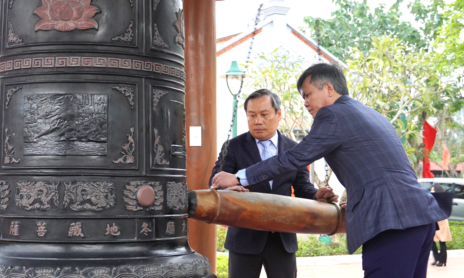 Lãnh đạo tỉnh dâng hương tại Đền thờ Bác Hồ và các Anh hùng liệt sỹ