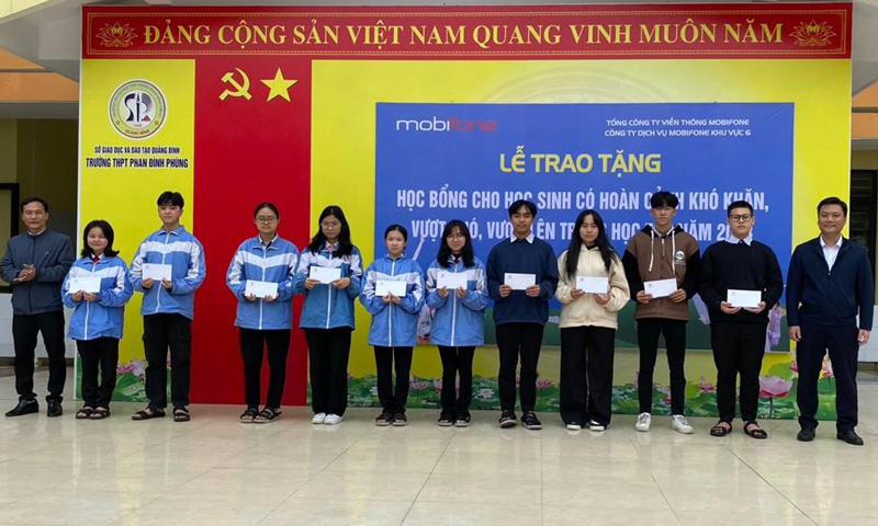 Năm 2023, MobiFone Quảng Bình trao tặng 100 triệu học bổng cho học sinh có hoàn cảnh khó khăn