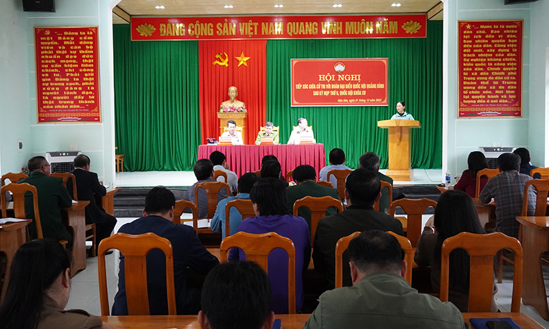 Quang cảnh buổi tiếp xúc cử tri ở huyện Minh Hóa.