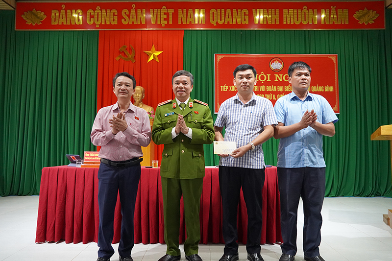 , ĐBQH, Thiếu tướng Nguyễn Tiến Nam, Viện trưởng Viện Khoa học hình sự (Bộ Công an) đã tặng 20 suất quà (mỗi suất 500 nghìn đồng) cho các hộ gia đình khó khăn trên địa bàn xã Hóa Sơn.