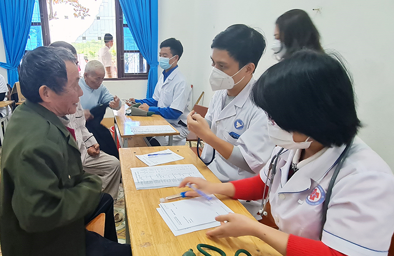 Đoàn viên, thanh niên huyện Quảng Ninh khám chữa bệnh cho người dân trên địa bàn xã Trường Xuân.
