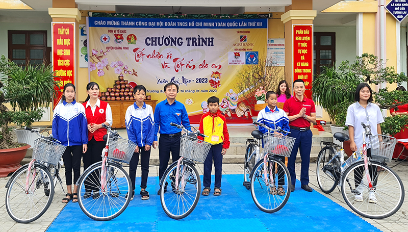 Huyện đoàn Quảng Ninh phối hợp trao tặng xe đạp cho học sinh khó khăn.