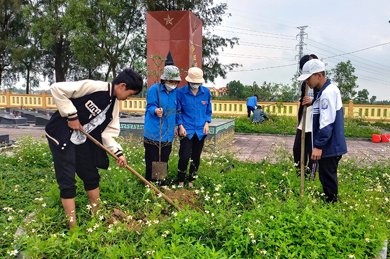 Đoàn xã Tân Ninh tham gia trồng cây xanh tại khuôn viên nghĩa trang liệt sỹ.