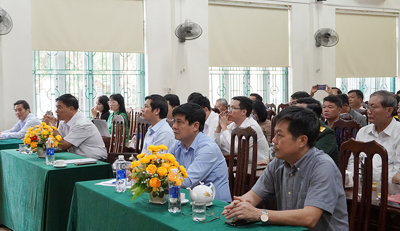 Các đại biểu tham dự buổi tiếp xúc cử tri.