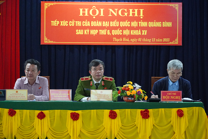 Đại biểu Quốc hội tiếp xúc với cử trị huyện Tuyên Hóa tại xã Thạch Hóa.