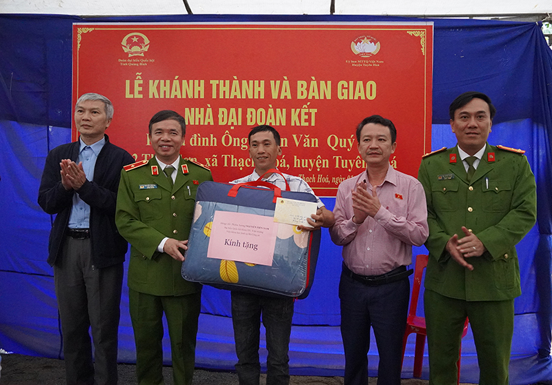 Đoàn ĐBQH tỉnh bàn giao nhà Đại đoàn kết và tặng quà cho gia đình ông Trần Văn Quý ở xã Thạch Hóa.