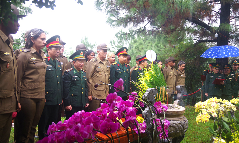 Đoàn công tác dâng hương tưởng nhớ Đại tướng Võ Nguyên Giáp.
