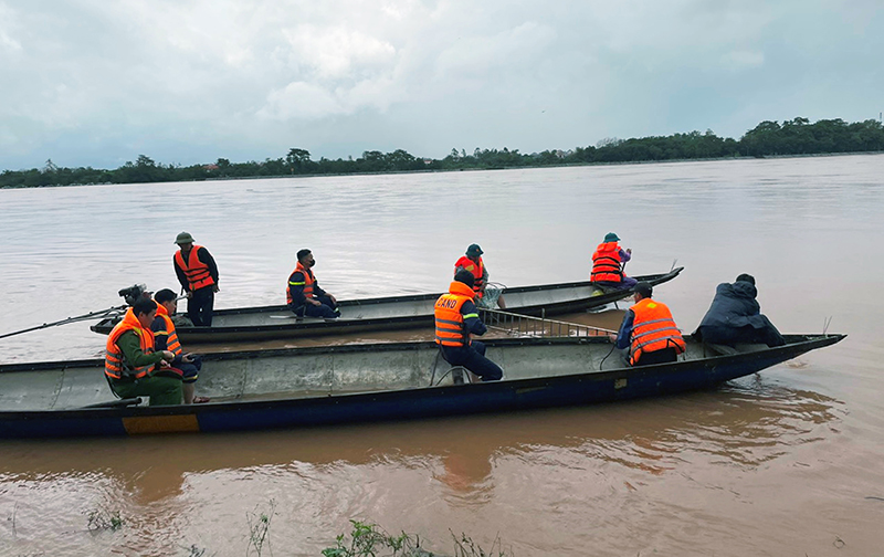  Các lực lượng chức năng tích cực tìm kiếm dân rơi xuống sông Long Đại, xã Hiền Ninh.