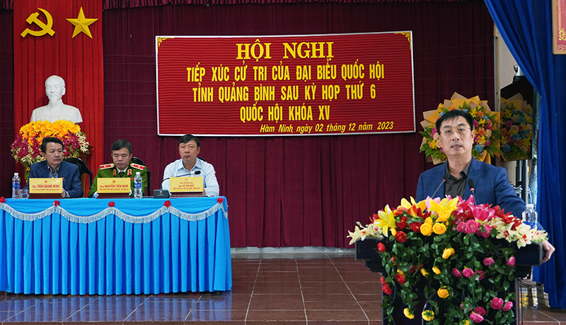 Lãnh đạo huyện Quảng Ninh tiếp thu ý kiến, kiến nghị của cư tri.
