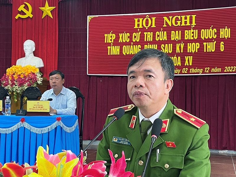 Thiếu tướng Nguyễn Tiến Nam, Viện trưởng Viện Khoa học Hình sự tiếp thu, giải trình một số vấn đề cử tri huyện Quảng Ninh quan tâm.