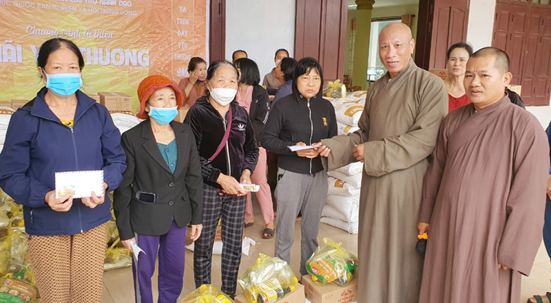 Đoàn trao quà cho gia đình các bệnh nhân đang điều trị tại Bệnh viên Hữu nghị Việt Nam-Cu Ba Đồng Hới và Bệnh viện đa khoa Đồng Hới.