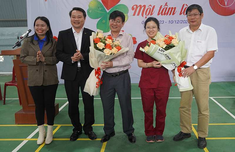 Đại diện PC Quảng Bình, Đoàn Khối Doanh nghiệp tỉnh tặng hoa cho đại diện Hội chữ Thập đỏ tỉnh và Bệnh viện hữu nghị Việt Nam-Cuba Đồng Hới.