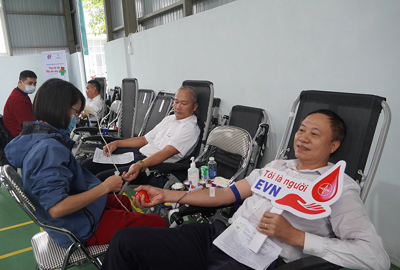 Cán bộ công nhân viên ngành Điện tham gia hiến máu tình nguyện.