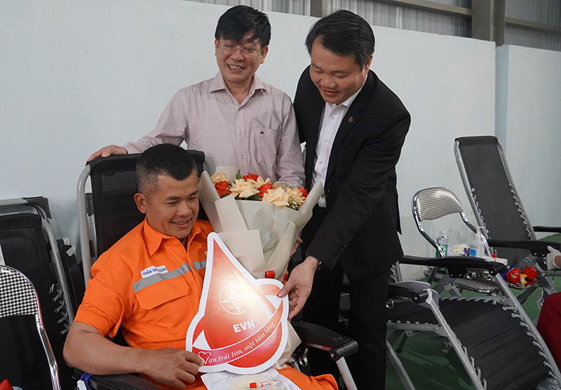 Lãnh đạo Hội chữ Thập đỏ tỉnh và PC Quảng Bình tặng hoa, động viên người hiến máu.