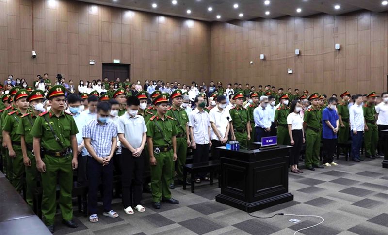 Các bị cáo nghe Hội đồng xét xử tuyên án, chiều 28/7/2023. Ảnh: Phạm Kiên/TTXVN