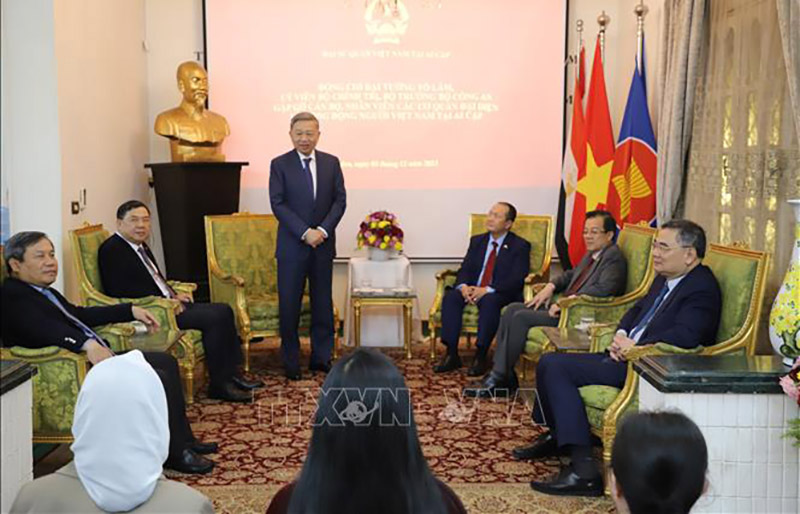 Đại tướng Tô Lâm thăm Đại sứ quán và gặp gỡ cộng đồng người Việt Nam tại Ai Cập (Ảnh: TTXVN)