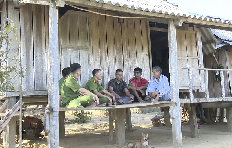 Công an xã Kim Thủy luôn gặp gỡ tranh thủ ý kiến người có uy tín trong đồng bào dân tộc thiểu số.