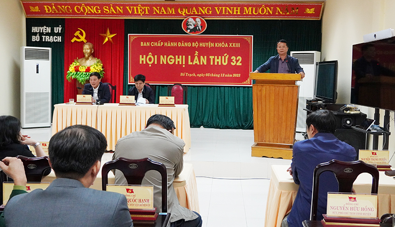 Đồng chí Phó Chủ tịch UBND huyện Bố Trạch Nguyễn Hữu Hồng phát biểu ý kiến tại hội  nghị.