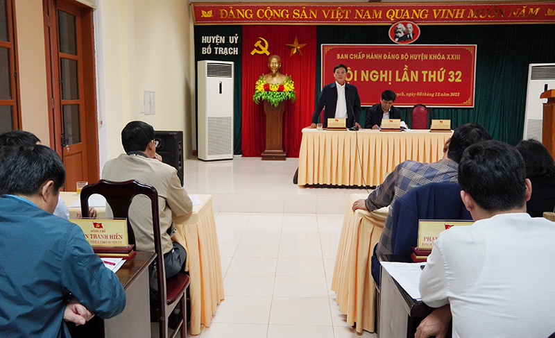 Đồng chí Chủ tịch UBND huyện Bố Trạch Nguyễn Ngọc Tuấn trao đổi các ý kiến tham luận tại hội nghị.