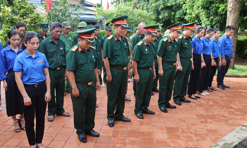 Cán bộ, hội viên Hội CCB tỉnh và đoàn viên, thanh niên làm lễ dâng hương tại Nhà lưu niệm Đại tướng Võ Nguyên Giáp.