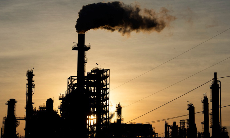 Khói thải bốc lên từ một nhà máy lọc dầu ở Houston, Texas (Mỹ). (Ảnh: AFP/TTXVN)
