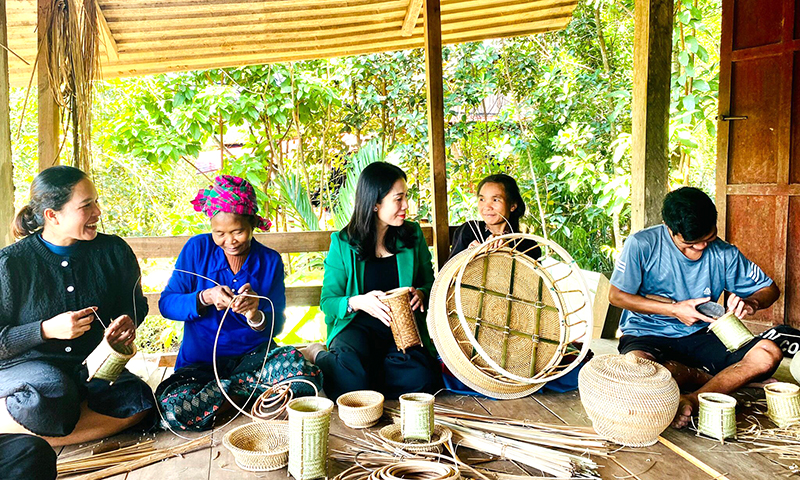 Tổ hợp tác mây tre đan Trọng Hóa phát triển nghề đan lát nhờ sự truyền dạy của ông Hồ Xây, người có uy tín ở bản Rôông.