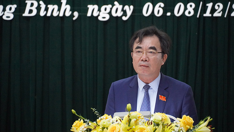 Đồng chí Trưởng ban Pháp chế HĐND tỉnh Nguyễn Lương Bình trình bày báo cáo tại kỳ họp