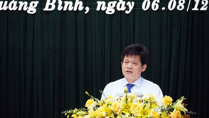 Đồng chí Trưởng Ban Văn hóa - Xã hội HĐND tỉnh Lê Văn Bảo trình bày báo cáo