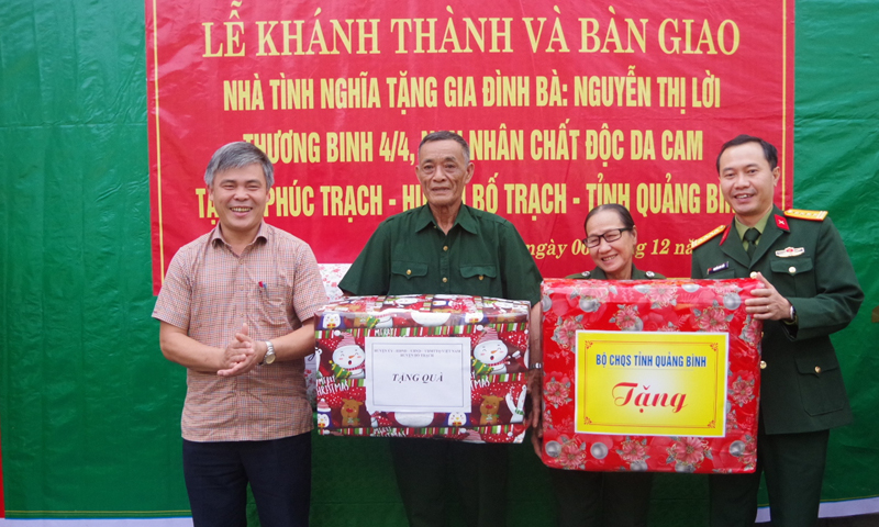 Đại diện Thủ trưởng Bộ CHQS tỉnh, cấp ủy, chính quyền huyện Bố Trạch tặng quà gia đình Bà Nguyễn Thị Lời.