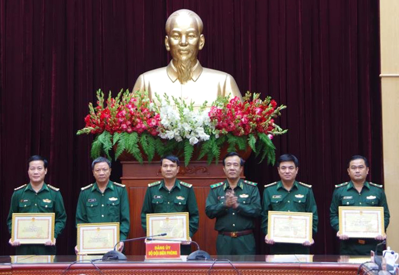 Đại tá Đặng Văn Hoàng, Phó Chỉ huy trưởng Nghiệp vụ BĐBP tỉnh (ngoài cùng bên trái) nhận bằng khen của Bộ Tư lệnh BĐBP. 