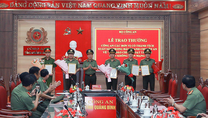 Lãnh đạo Công an tỉnh khen thưởng cán bộ, chiến sĩ có thành tích phá án tội phạm công nghệ cao