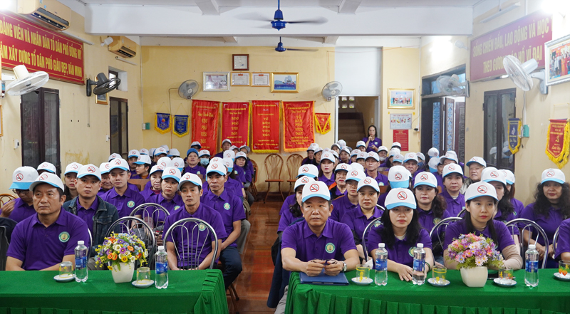 Đông đảo người dân phường Đồng Hải tham dự hưởng ứng lễ phát động “Điểm du lịch không khói thuốc lá”.