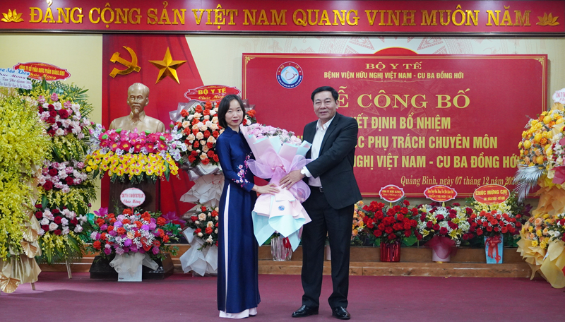 Đại diện lãnh đạo Ban Tổ chức Tỉnh ủy tặng hoa chúc mừng tân Phó Giám đốc Bệnh viện Hữu nghị Việt Nam-Cuba Đồng Hới Trần Thị Sơn Trà. 