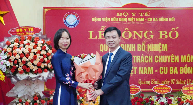 Giám đốc Bệnh viện Hữu nghị Việt Nam-Cuba Đồng Hới Nguyễn Đức Cường tặng hoa chúc mừng tân nữ Phó Giám đốc bệnh viện Trần Thị Sơn Trà. 