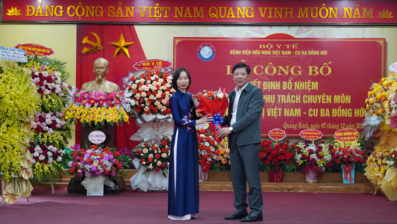 Đại diện lãnh đạo Sở Y tế tặng hoa chúc mừng tân nữ Phó Giám đốc bệnh viện Trần Thị Sơn Trà. 