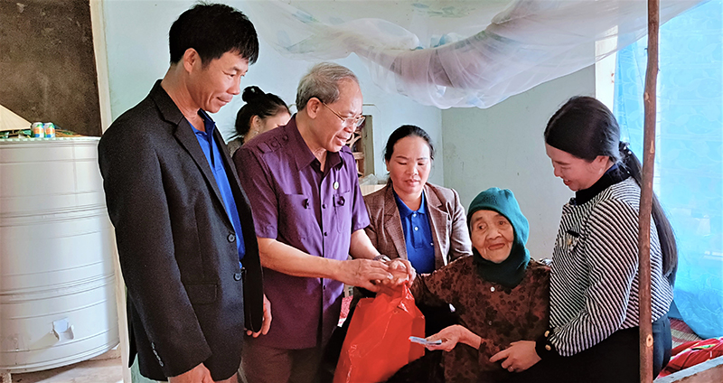 Thăm NCT được thành viên CLB-LTHTGN thôn 3 Võ Thuận, xã Tây Trạch chăm sóc sức khỏe hàng tháng.